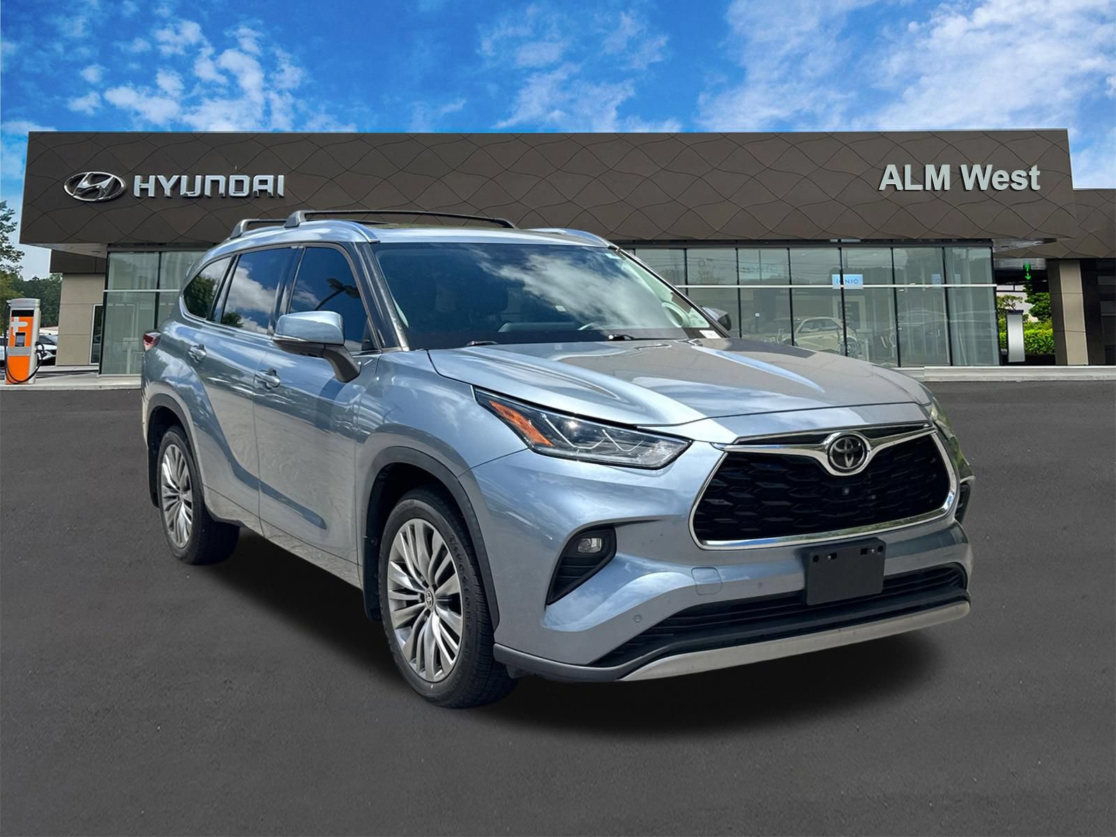 Used 2021 Toyota Highlander Platinum AWD/4WD image 3