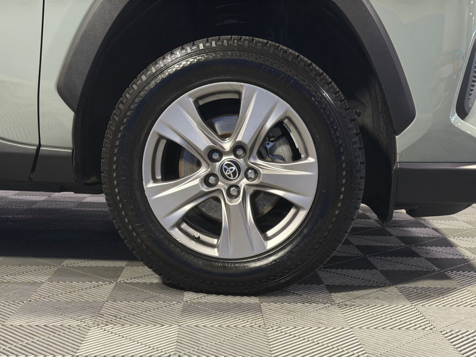 Used 2022 Toyota RAV4 XLE AWD/4WD image 16