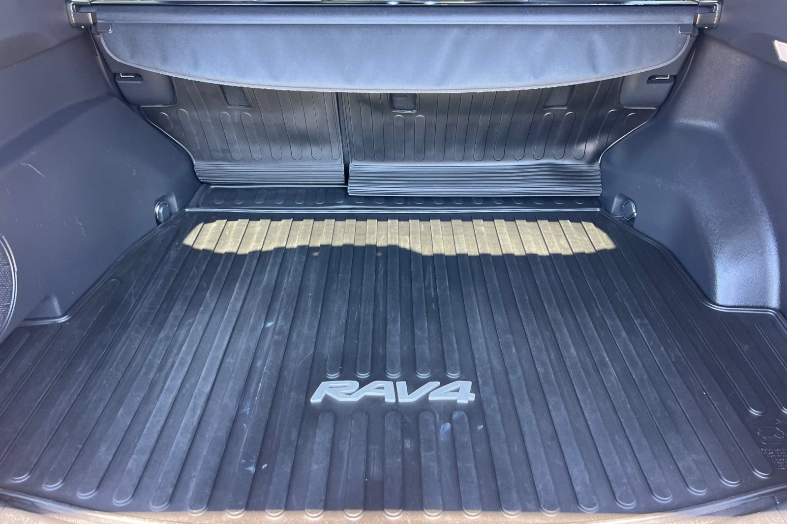 Used 2022 Toyota RAV4 XSE AWD/4WD image 16