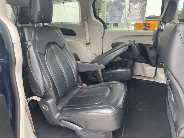Used 2022 Chrysler Pacifica Touring-L image 15