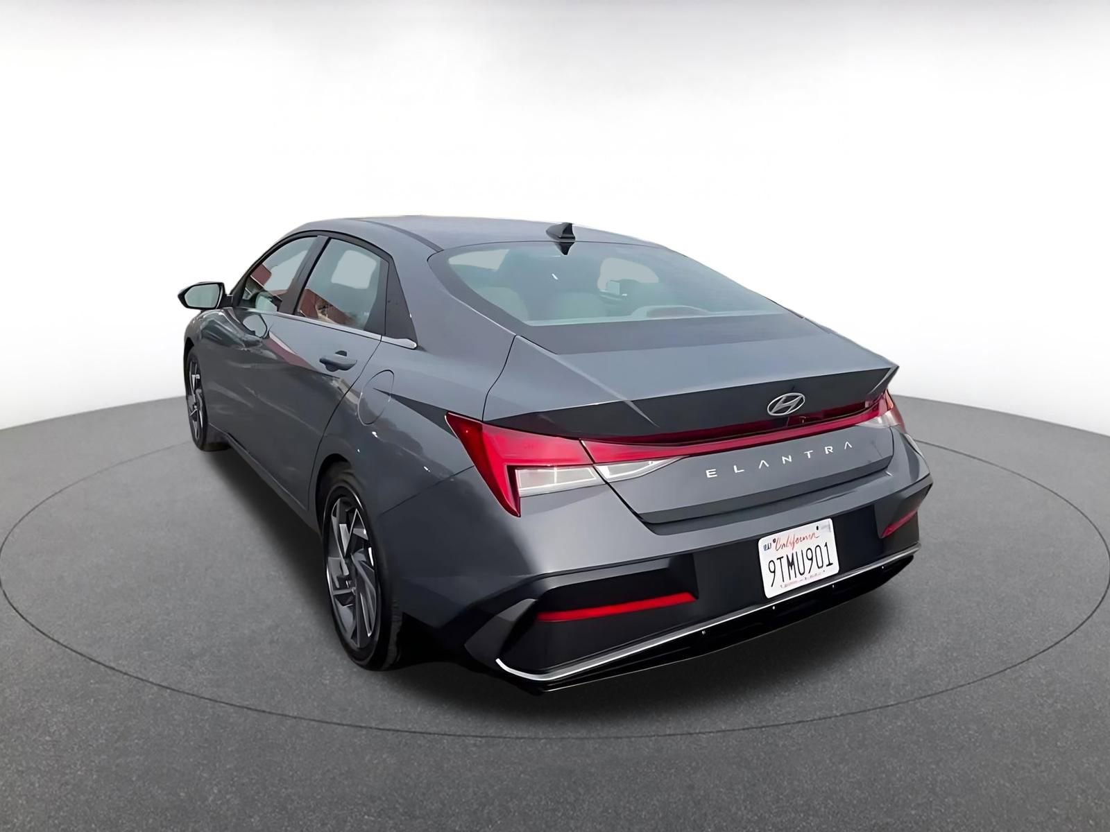 Used 2025 Hyundai Elantra SEL image 11