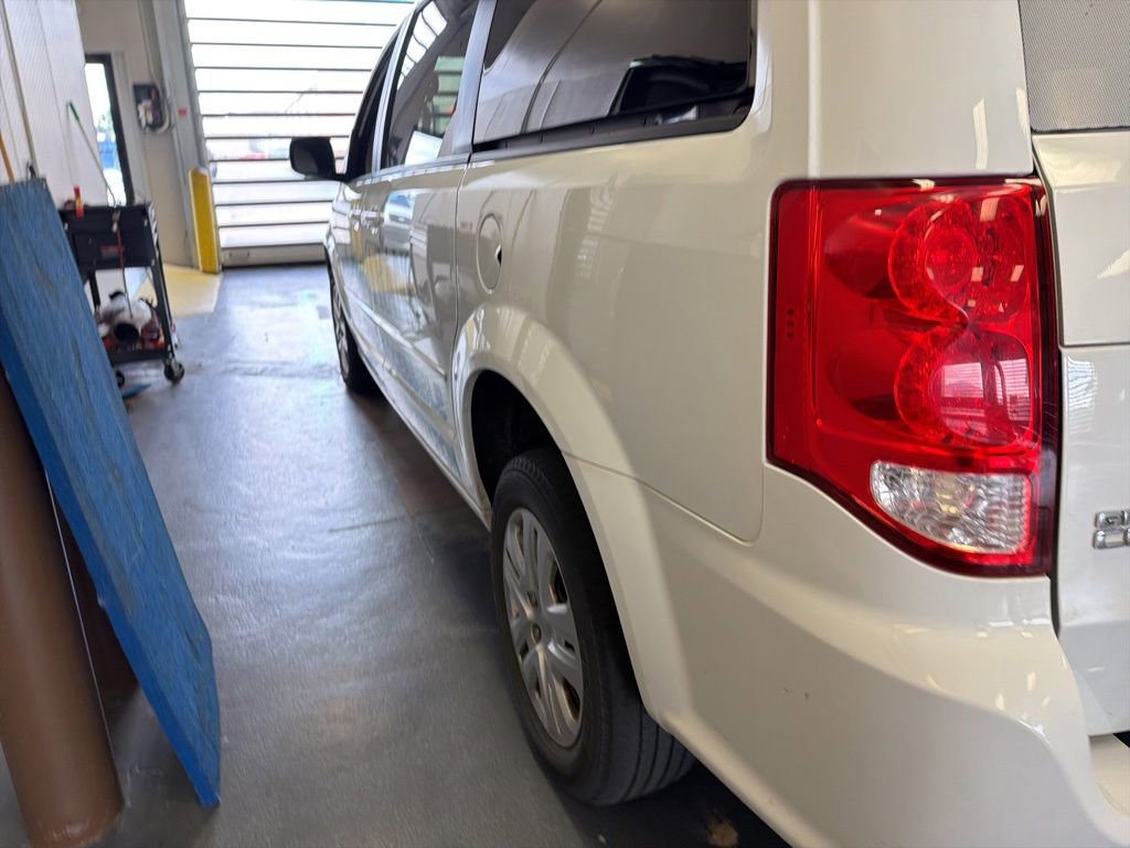 Used 2016 Dodge Grand Caravan SE w/ Quick Order Package 29E SE FWD image 5