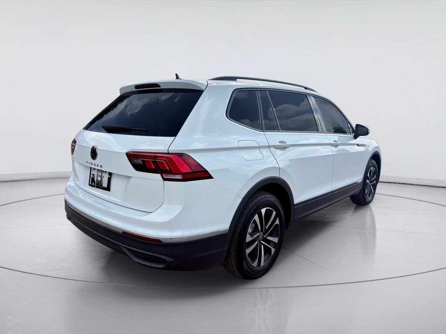 Used 2023 Volkswagen Tiguan S FWD image 3