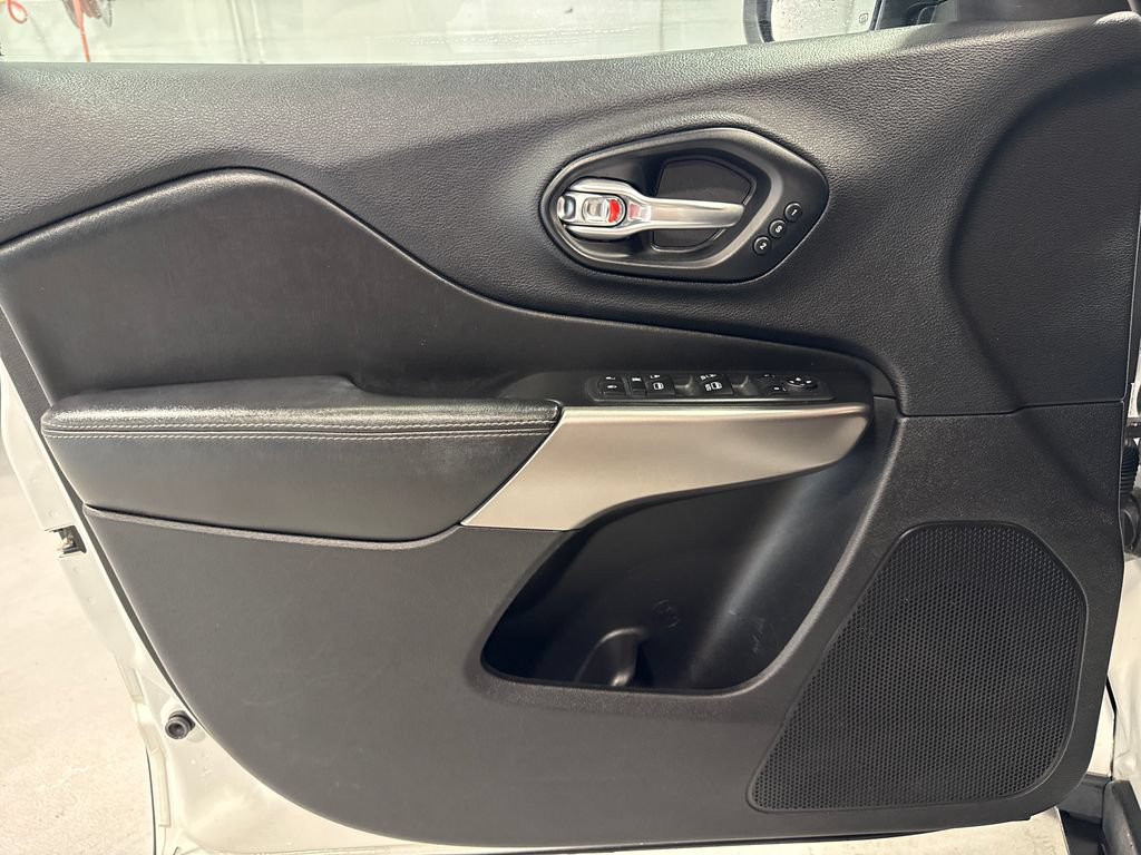 Used 2020 Jeep Cherokee Limited FWD image 27