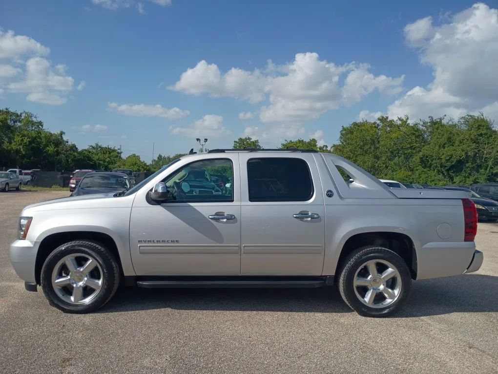 Used 2013 Chevrolet Avalanche LS w/ All-Star Edition RWD image 2