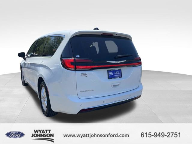 Used 2023 Chrysler Pacifica Touring-L image 5