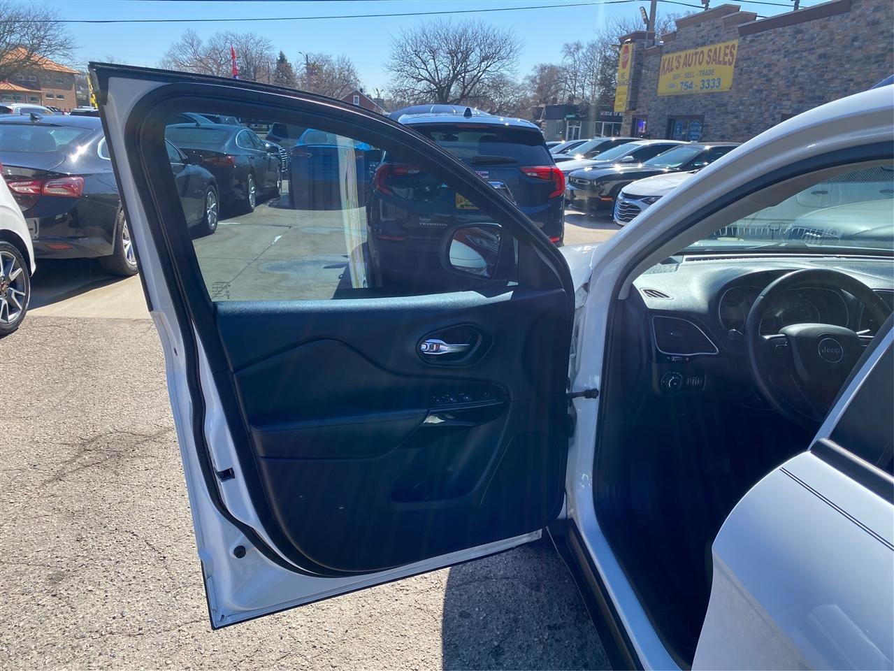 Used 2020 Jeep Cherokee Latitude Plus image 19