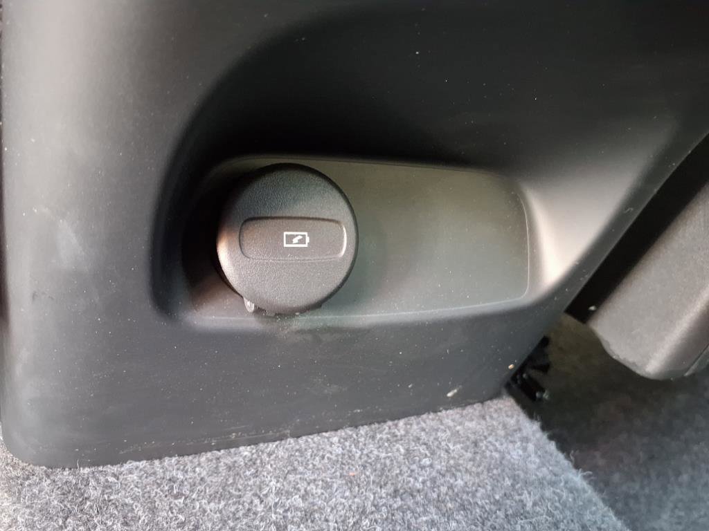 Used 2025 Volvo XC40 B5 Core image 27
