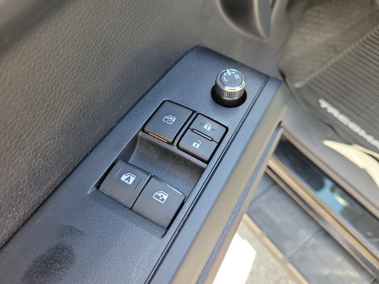 Used 2018 Toyota Tacoma SR RWD image 9