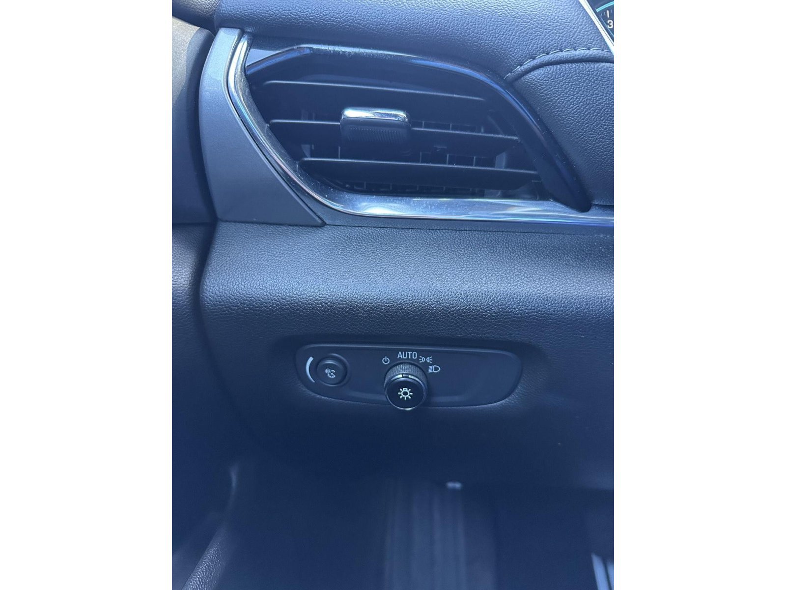Used 2023 Chevrolet Traverse LT FWD image 53