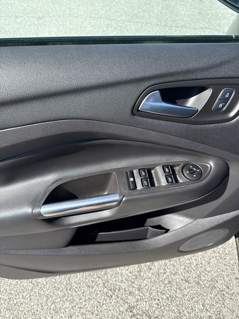 Used 2018 Ford Escape SE w/ SE Sync 3 Package FWD image 4