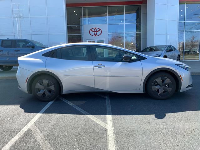 Used 2025 Toyota Prius LE video 2
