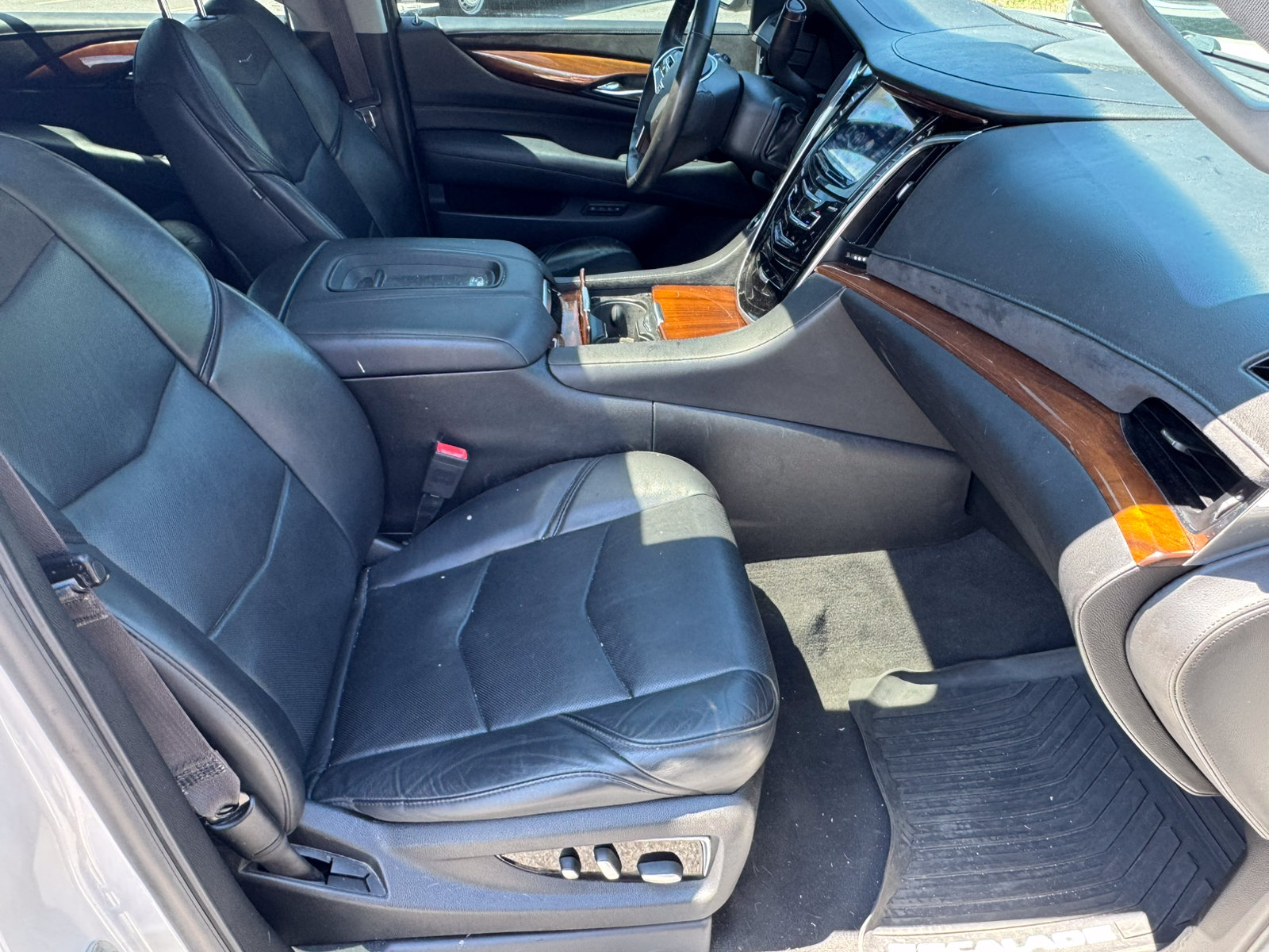 Used 2017 Cadillac Escalade ESV Luxury AWD/4WD image 16