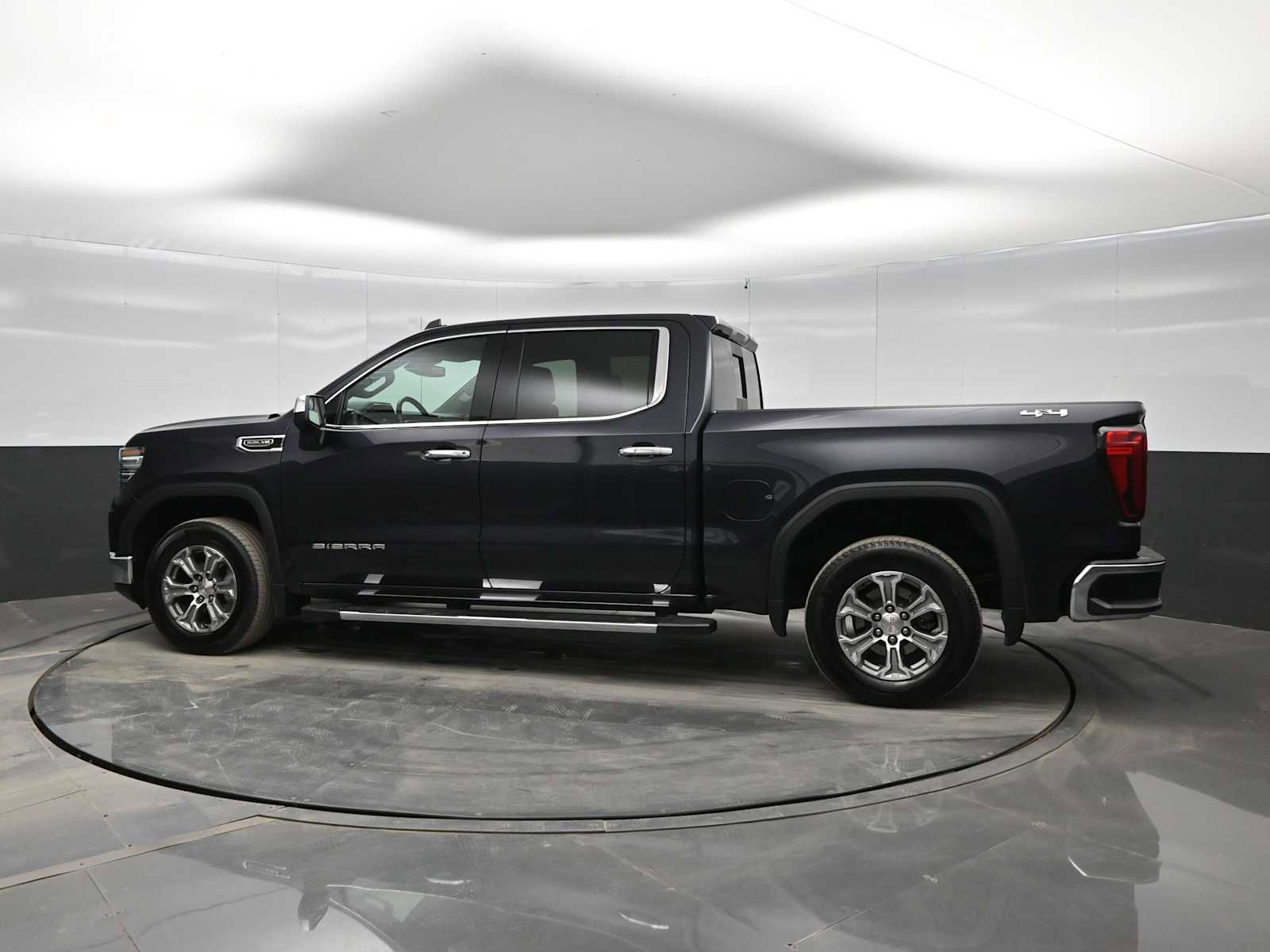 Used 2022 GMC Sierra 1500 SLT w/ SLT Convenience Package image 5
