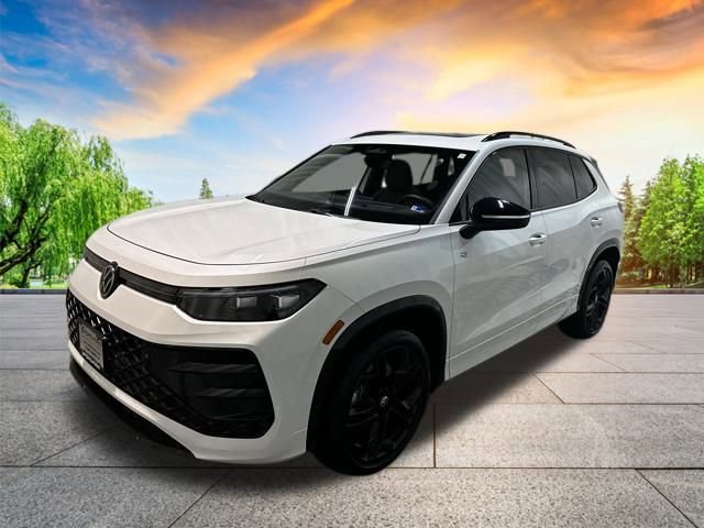 Certified 2025 Volkswagen Tiguan SE R-Line image 8