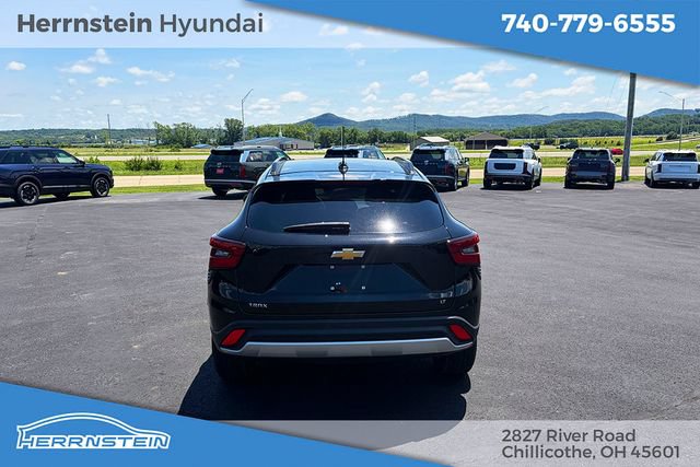 Used 2025 Chevrolet Trax LT FWD image 28