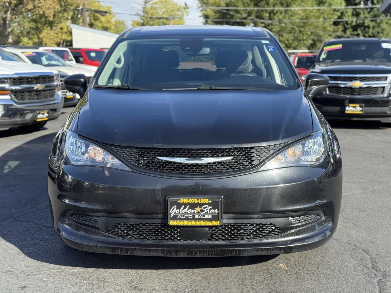 Used 2022 Chrysler Voyager LX image 9