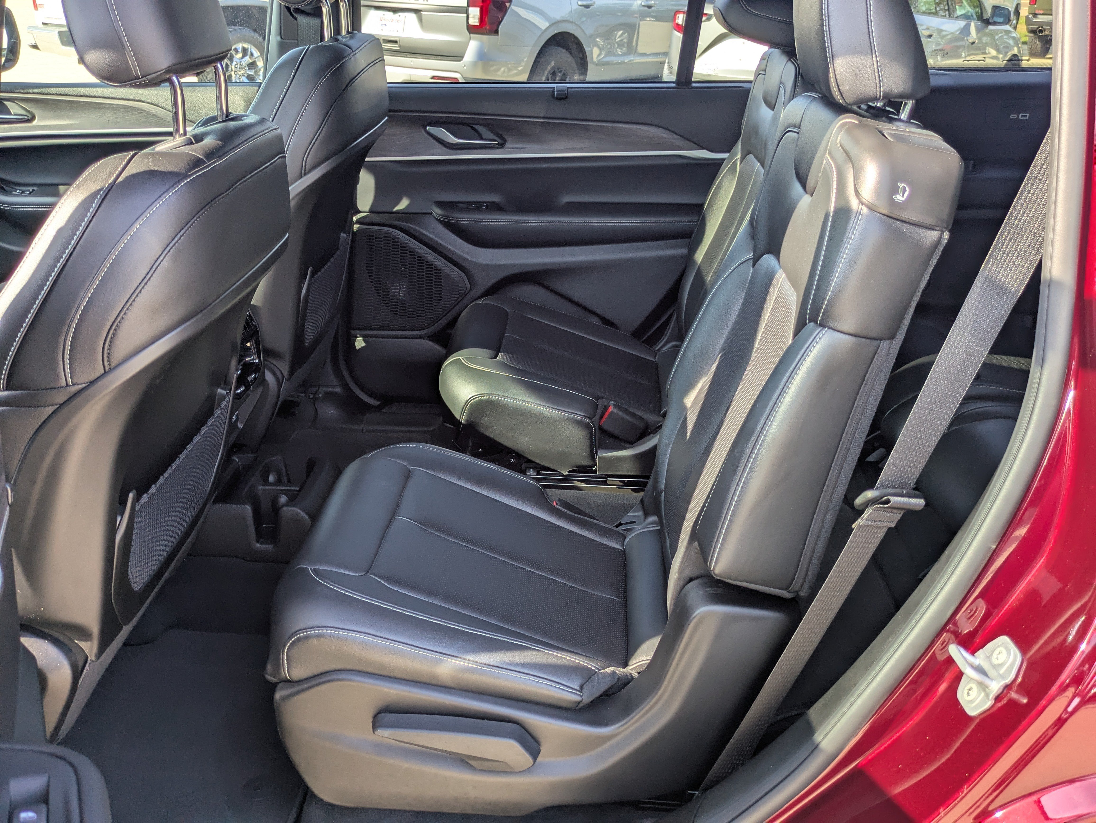 Used 2025 Jeep Grand Cherokee L Limited w/ Luxury Tech Group II AWD/4WD image 8