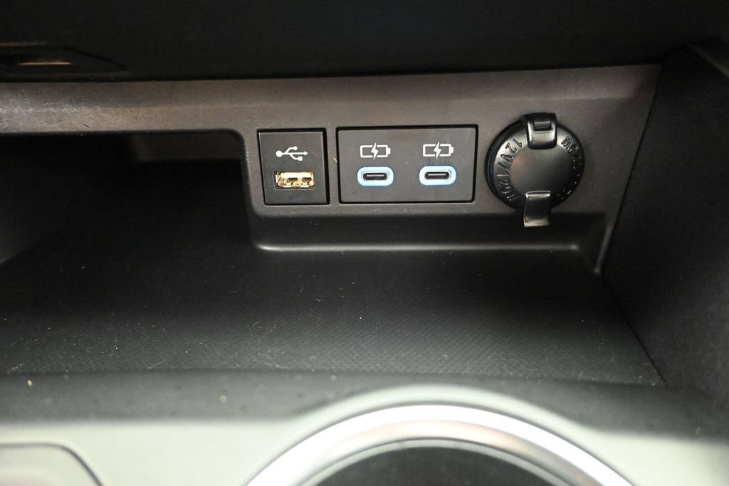 Used 2022 Toyota Highlander XLE AWD/4WD image 20