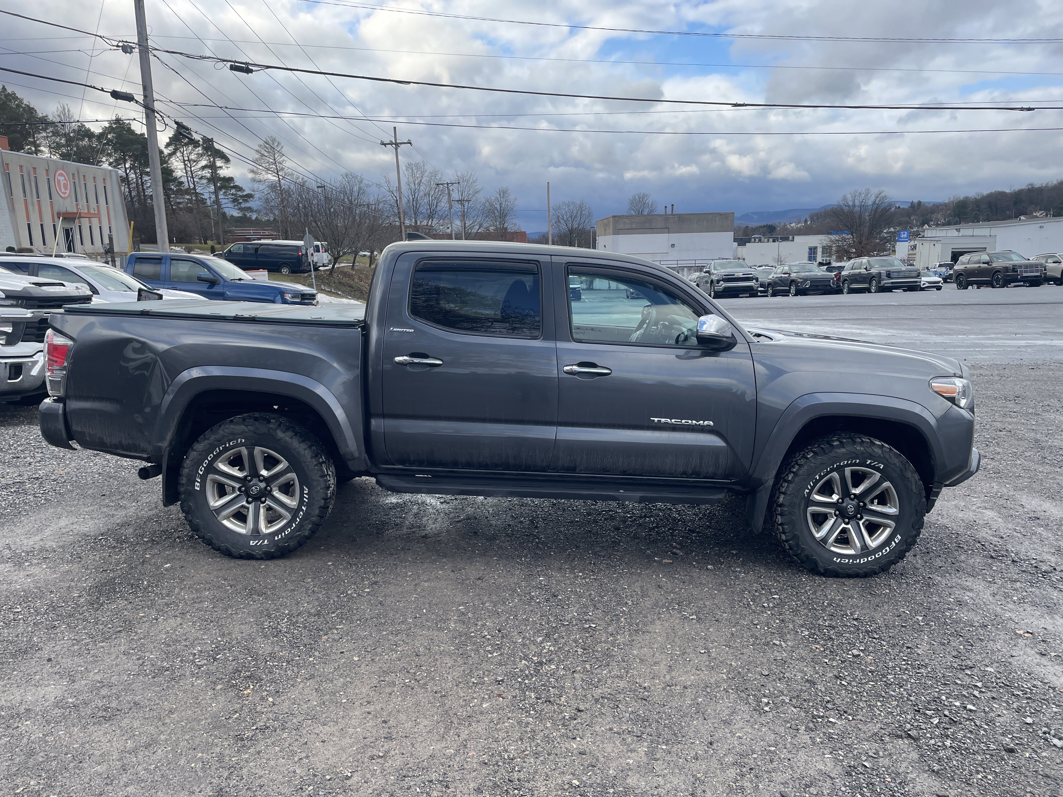 Used 2017 Toyota Tacoma Limited image 2