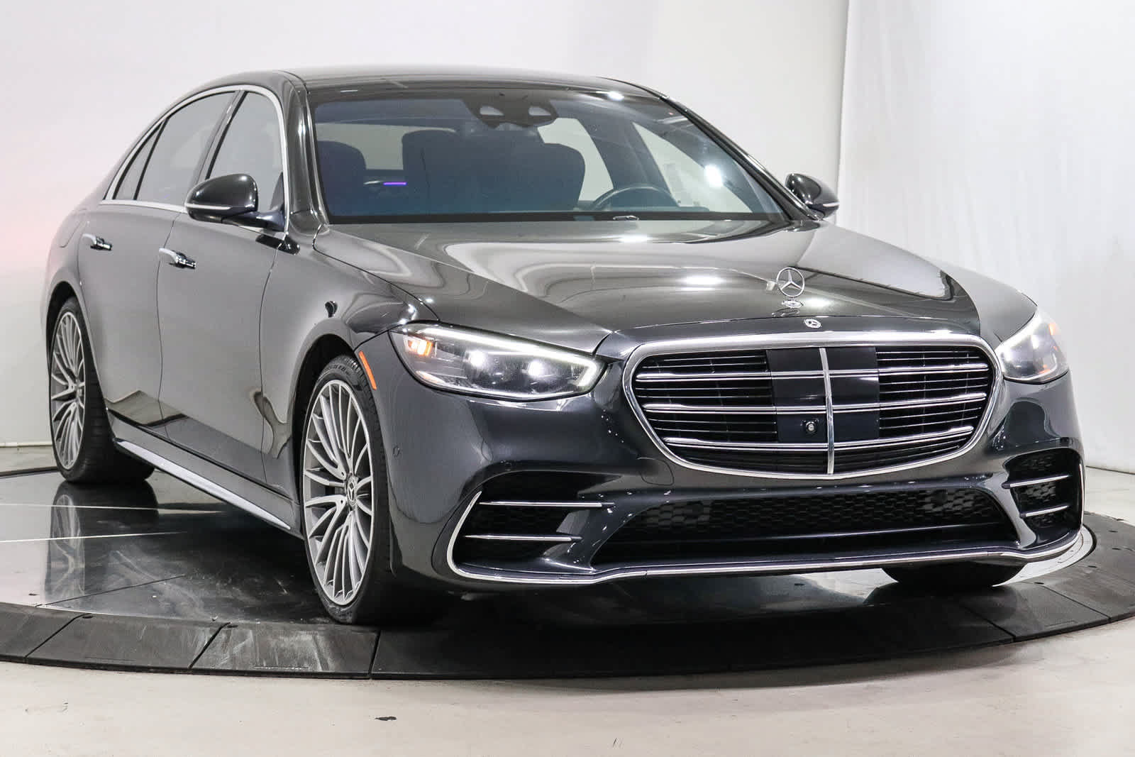 Used 2023 Mercedes-Benz S 580 4MATIC Sedan image 3