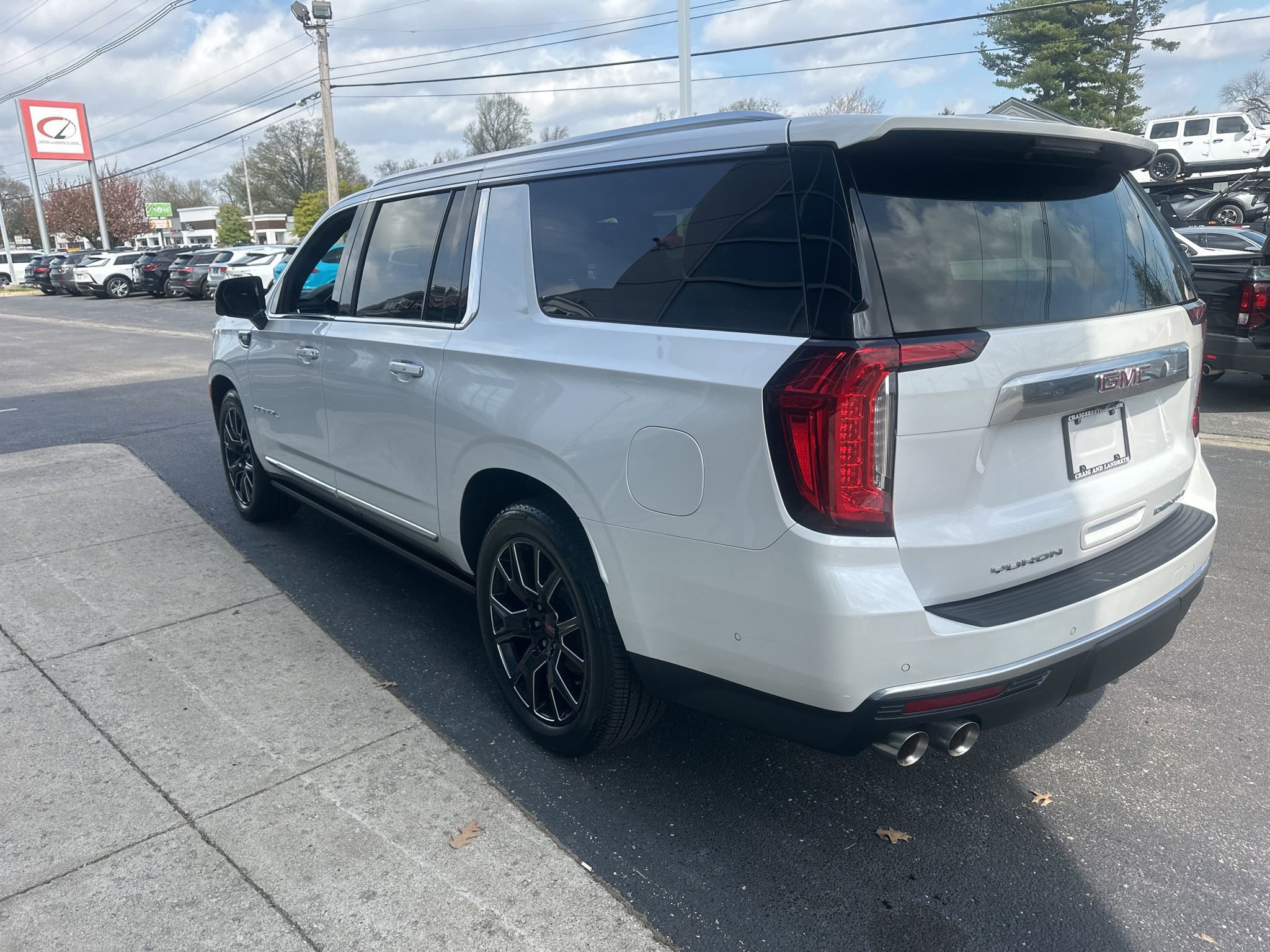 Used 2023 GMC Yukon XL Denali w/ Advanced Technology Package image 7