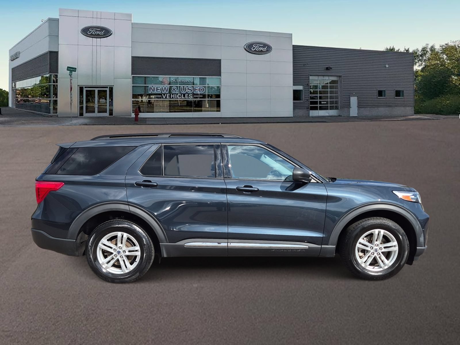 Used 2023 Ford Explorer XLT w/ Equipment Group 202A AWD/4WD image 10
