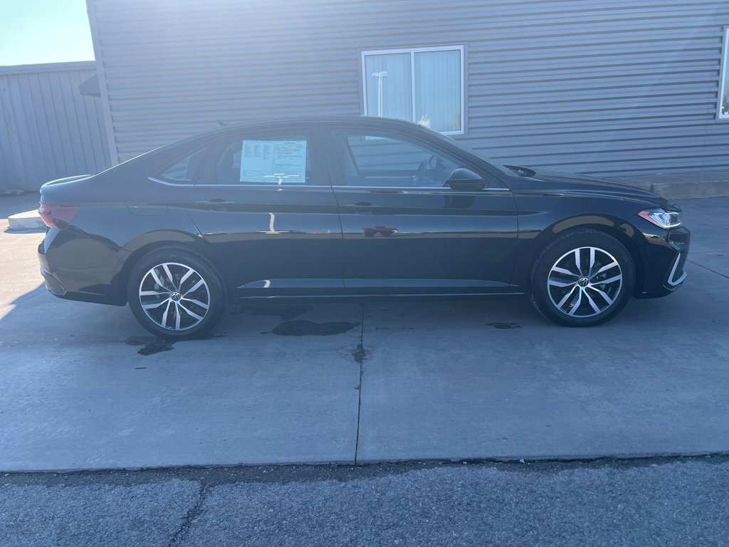 Used 2025 Volkswagen Jetta SE image 4