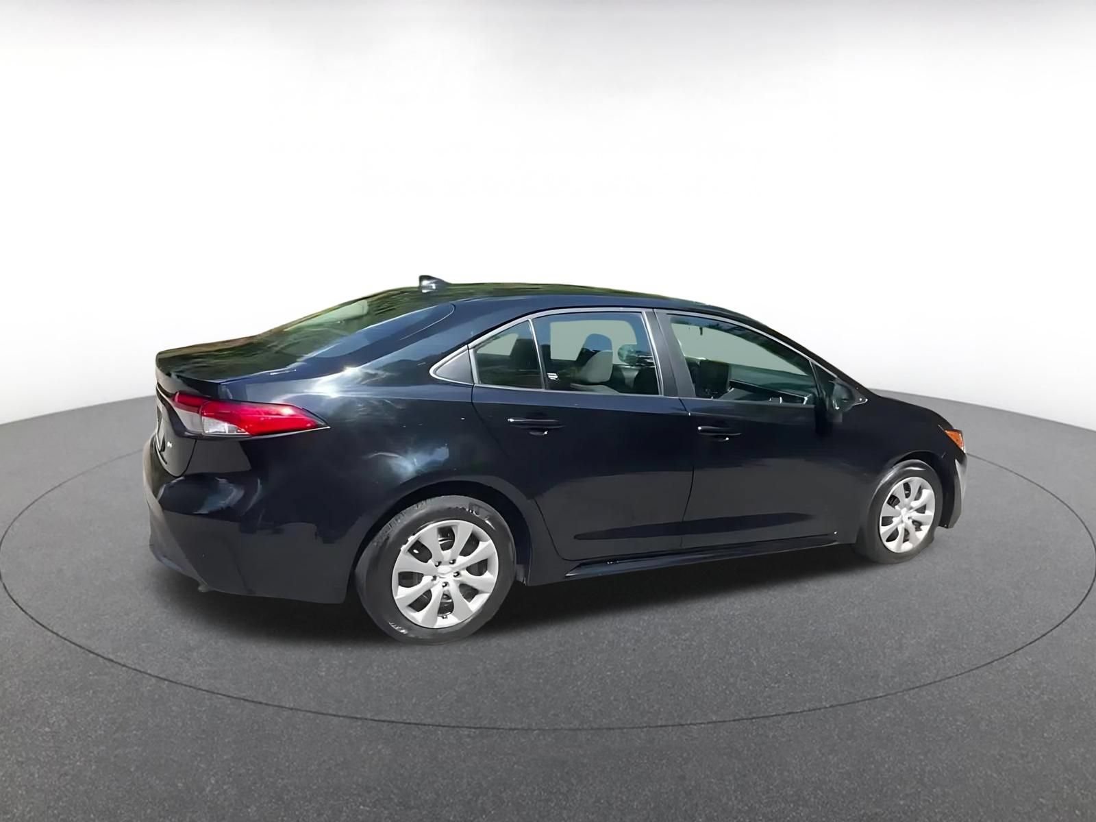 Used 2025 Toyota Corolla LE FWD image 12