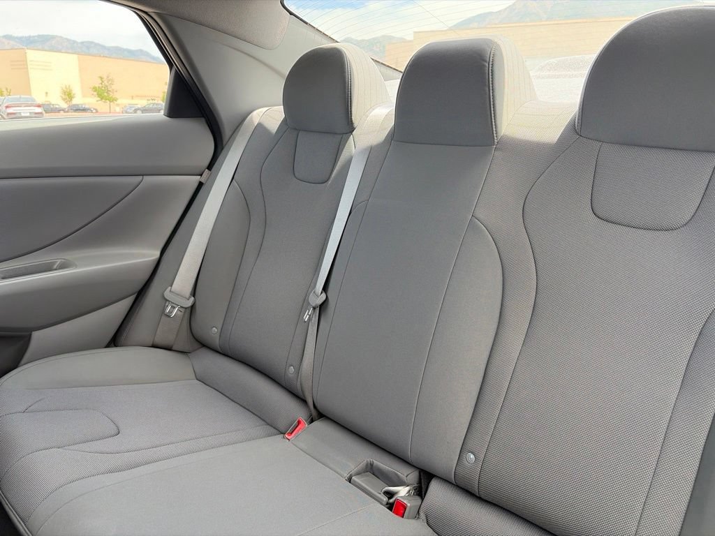 Used 2025 Hyundai Elantra SE FWD image 31