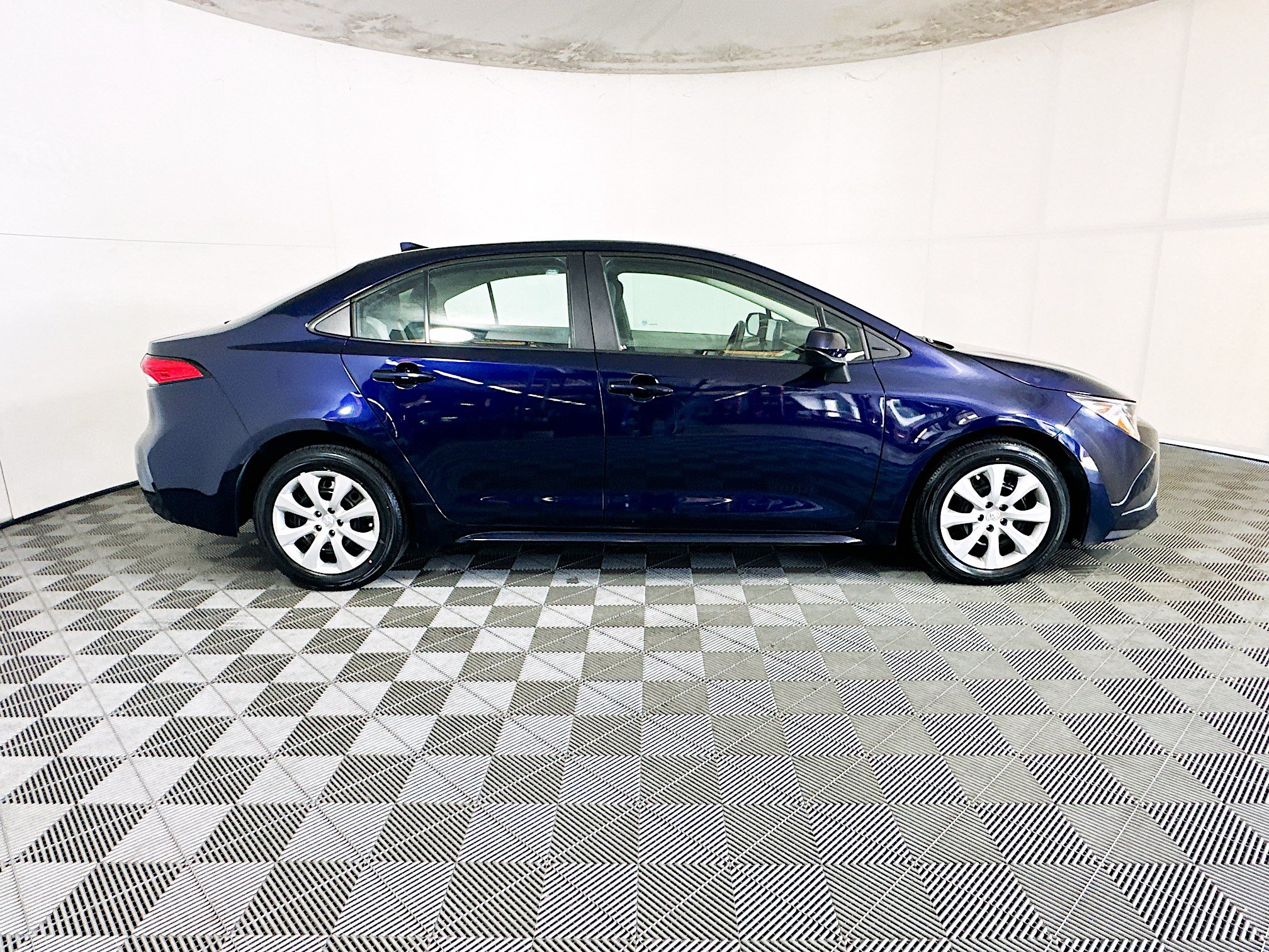 Used 2024 Toyota Corolla LE FWD image 2