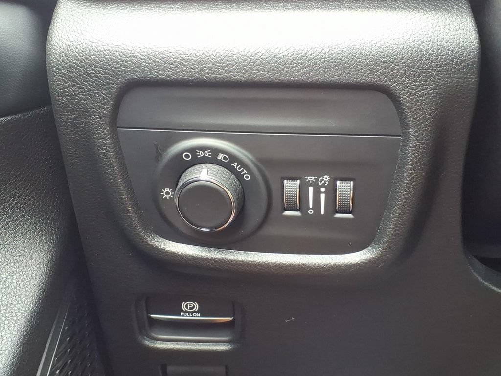 Used 2023 Jeep Grand Cherokee Altitude AWD/4WD image 24