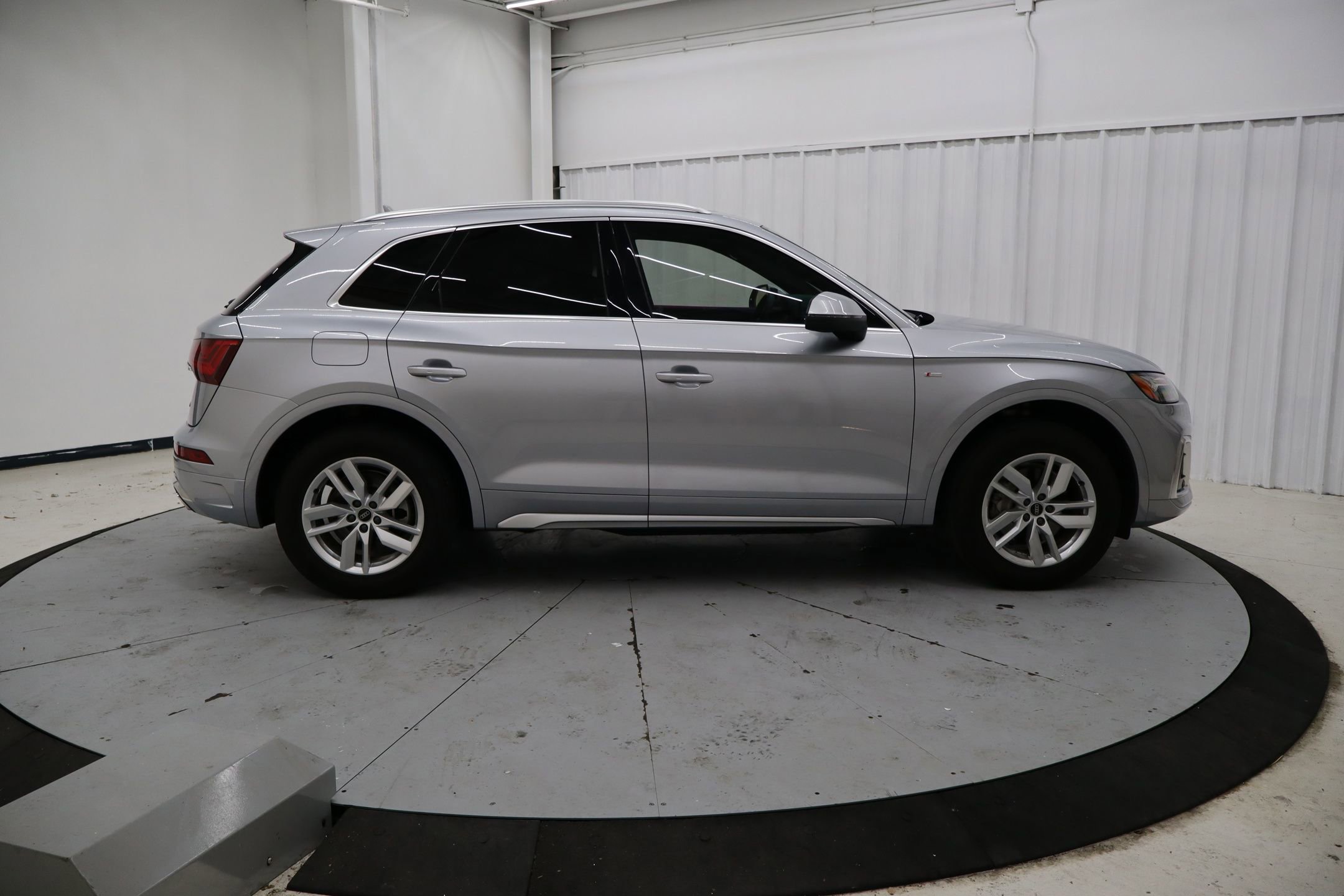 Used 2023 Audi Q5 2.0T Premium w/ Convenience Package image 2