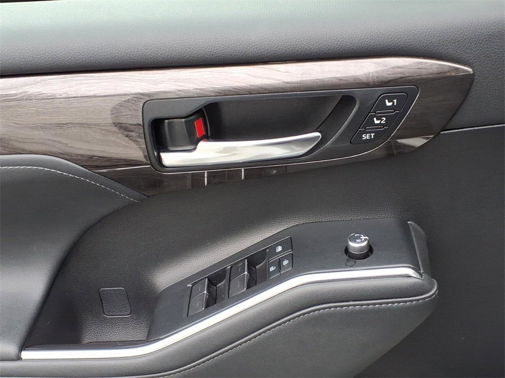 Used 2020 Toyota Highlander Platinum image 18