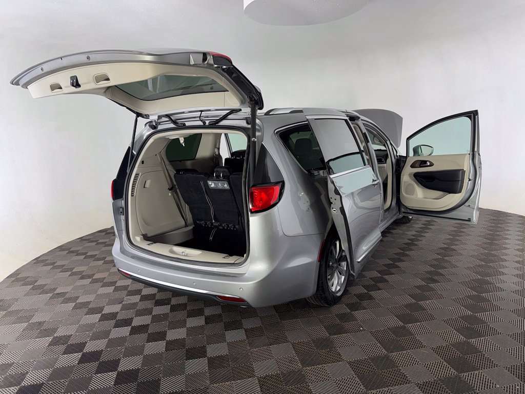 Used 2018 Chrysler Pacifica Touring-L FWD image 18