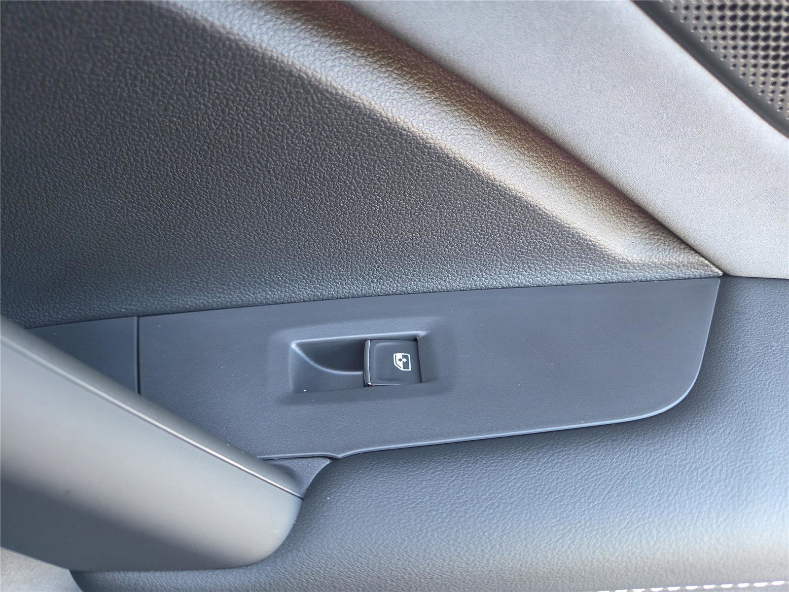 New 2025 Volkswagen Tiguan SE R-Line image 32