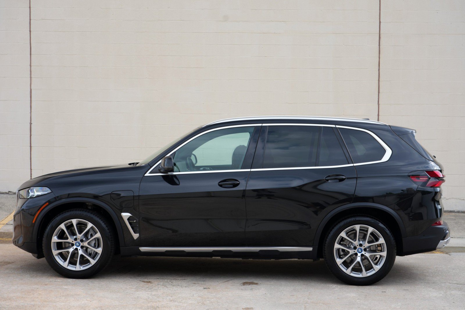 Used 2024 BMW X5 xDrive50e w/ Parking Assistance Package AWD/4WD image 56