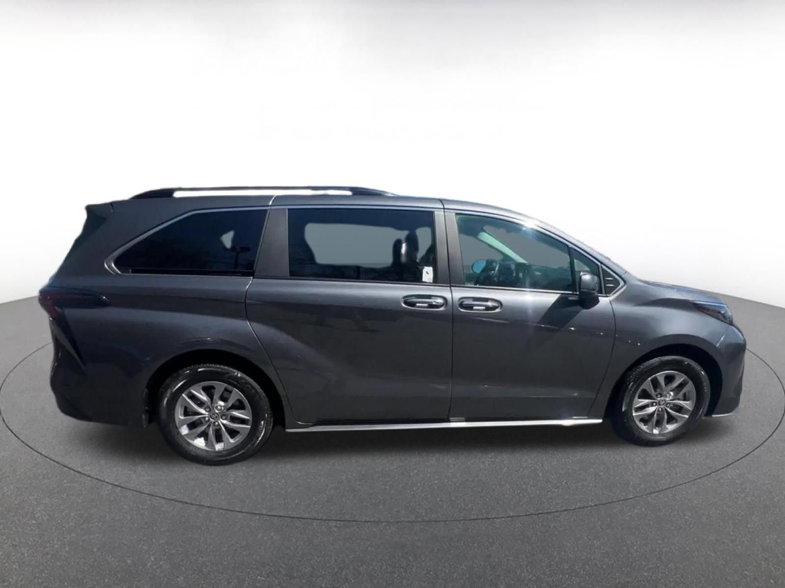 Used 2025 Toyota Sienna XLE image 16