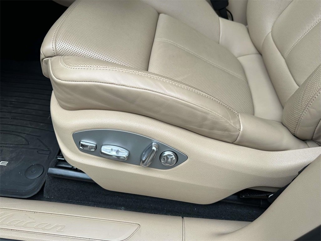 Certified 2025 Porsche Macan image 6