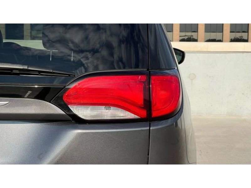 Used 2020 Chrysler Voyager Lxi image 54