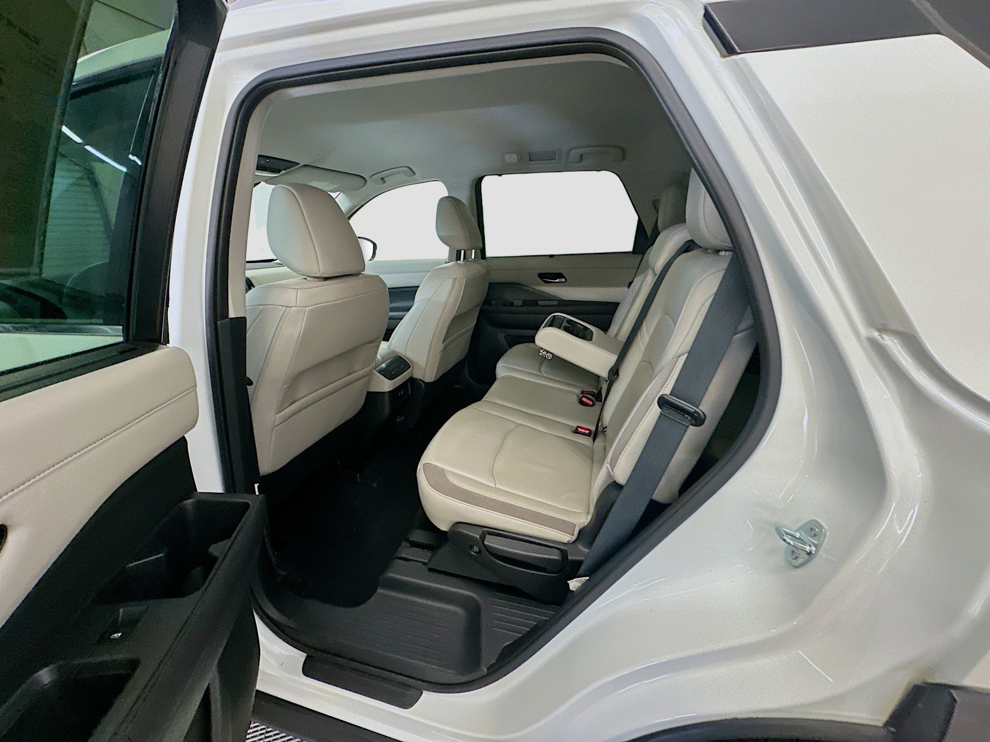 Used 2023 Nissan Pathfinder SL w/ Black Appearance Package AWD/4WD image 29