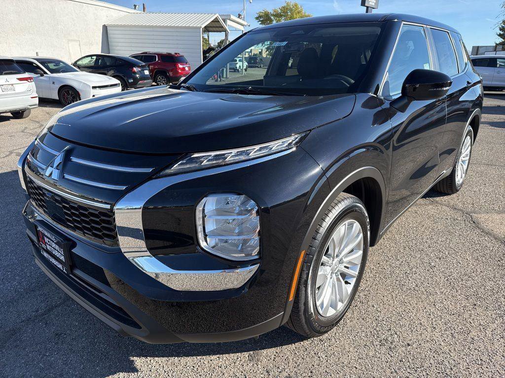 Used 2025 Mitsubishi Outlander ES FWD image 3