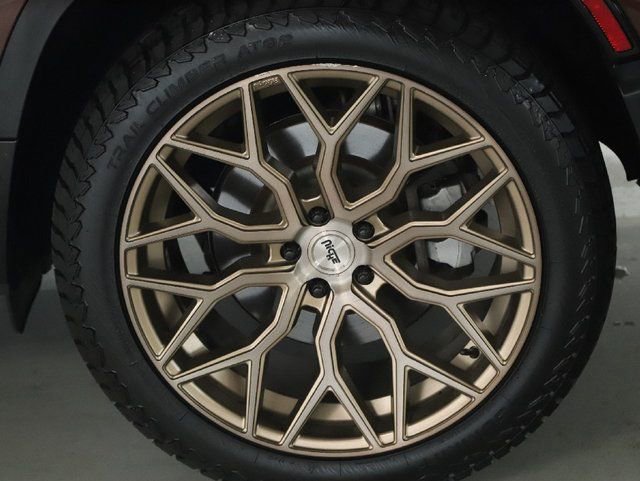 Used 2023 Land Rover Defender 130 X-Dynamic SE AWD/4WD image 44