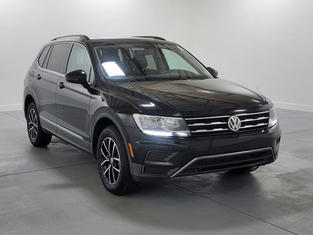 Used 2021 Volkswagen Tiguan SE w/ Panoramic Sunroof Package FWD image 2