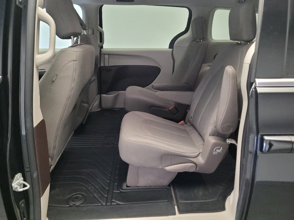 Used 2017 Chrysler Pacifica Touring FWD image 18