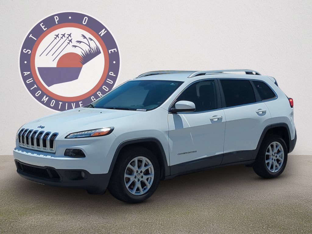 Used 2017 Jeep Cherokee Latitude FWD image 2