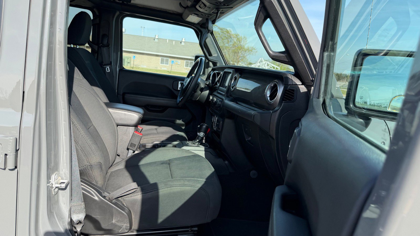 Used 2018 Jeep Wrangler Unlimited Sahara image 22