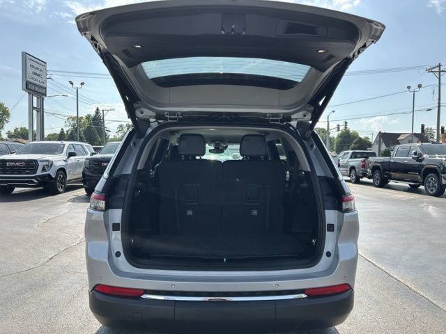Used 2023 Jeep Grand Cherokee L Limited AWD/4WD image 9