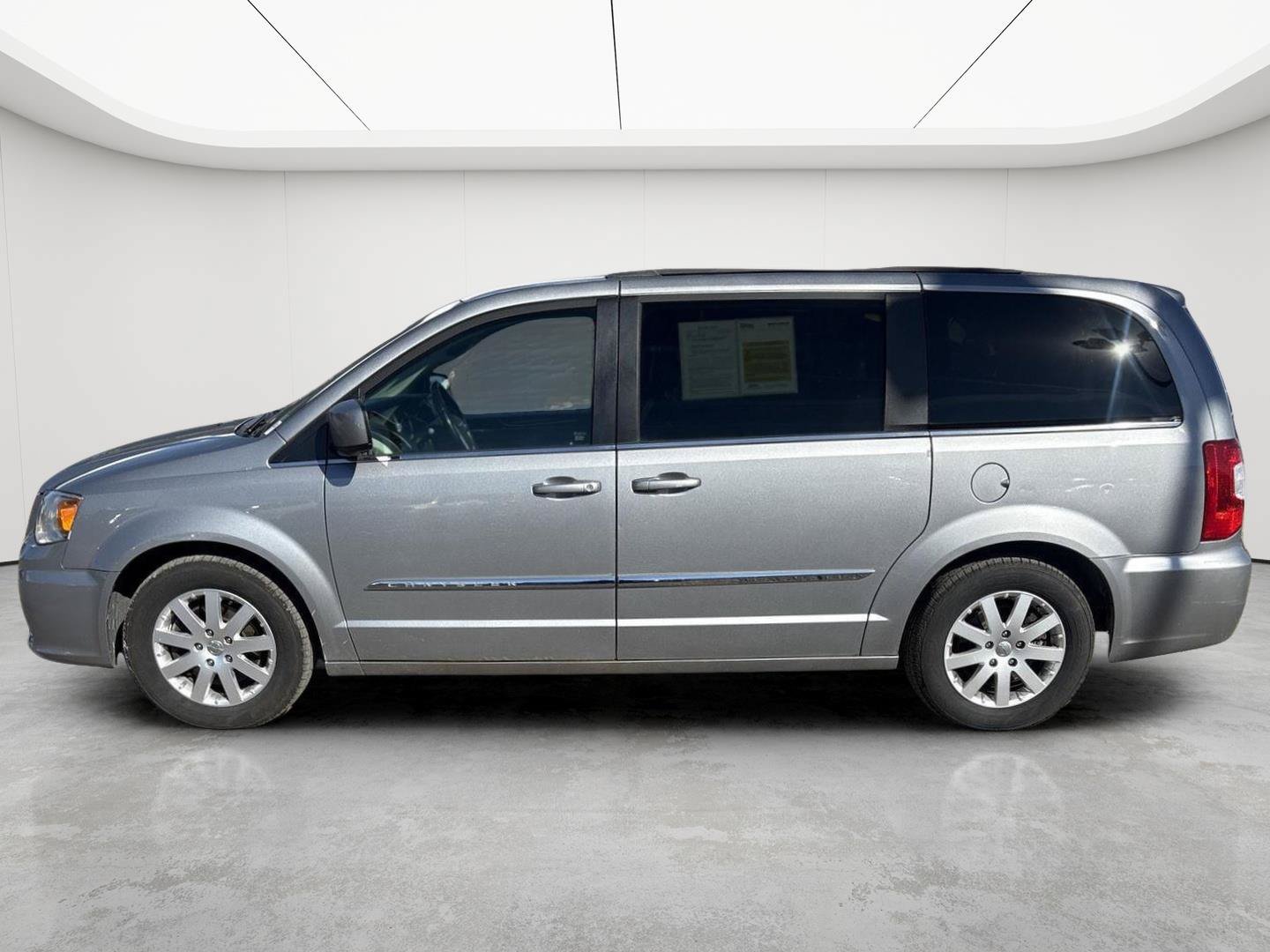 Used 2015 Chrysler Town & Country Touring FWD image 8