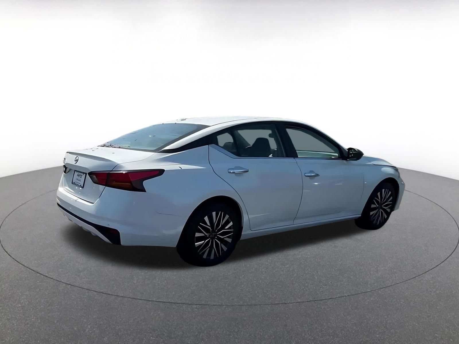 Used 2025 Nissan Altima 2.5 SV FWD image 15